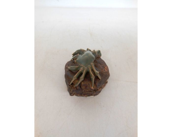 Bonsai ornament / krab op steen